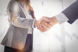 Geschäftlicher Händedruck für die Zusammenarbeit im Geschäftsleben
