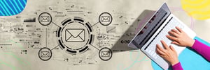 E-Mail-Konzept mit einer Person, die einen Laptop benutzt