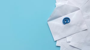 Il concetto di email marketing. Una busta bianca aperta e un indirizzo email