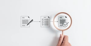 ビジネスプロセスのワークフローにおいて、白い背景上の「文書承認」アイコンに虫眼鏡の焦点を合わせる