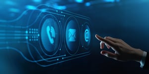 Concetto di assistenza. Mano umana che tocca uno schermo virtuale futuristico con 