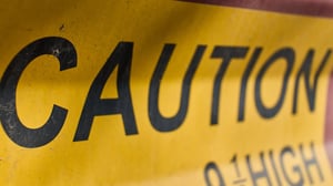 Panneau d'avertissement signalant une zone dangereuse sur un chantier
